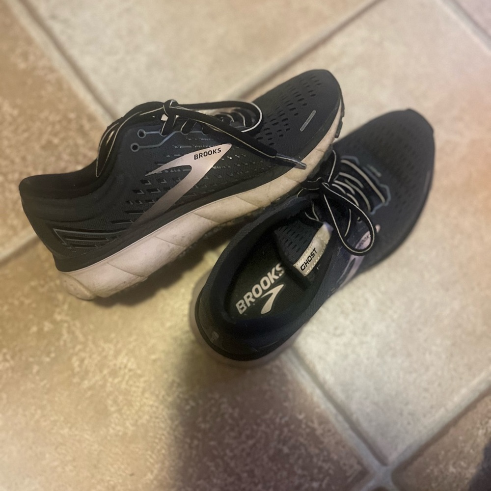 Brooks women’s tennis shoes